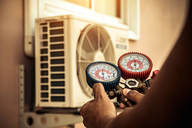 Professional Hvac technician working in Cloverdale, CA